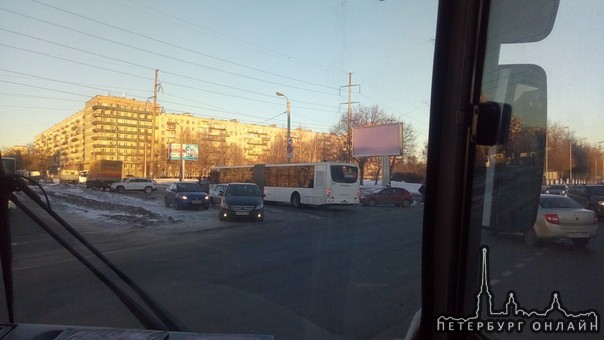 Аварийные машины перекрыли проезд автобусам по Замшиной улице от Блюхера к Бестужевской