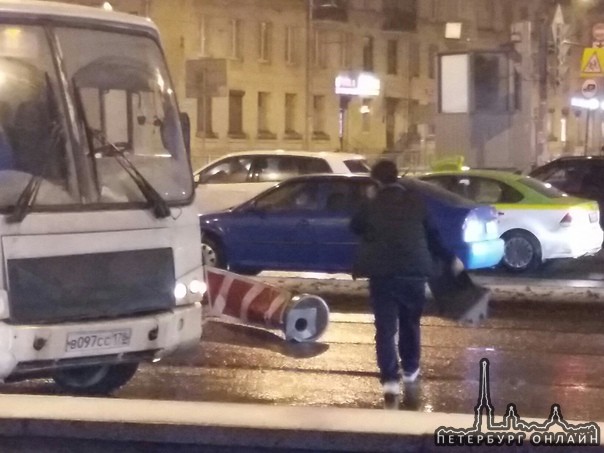На перекрестке Бабушкина и Ивановской Тетя уложила светофор.