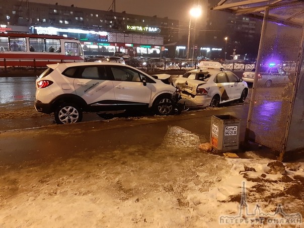 Делимобиль жестко атаковал Яндекс такси на Белы Куна у метро Бухарестской.