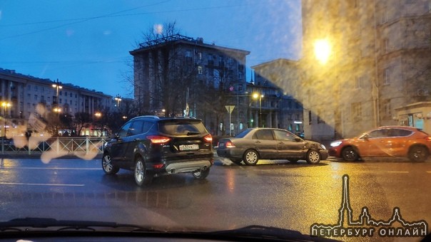 улица Фрунзе, со стороны Ленсовета от Московского, Куга не пропустил Лансера