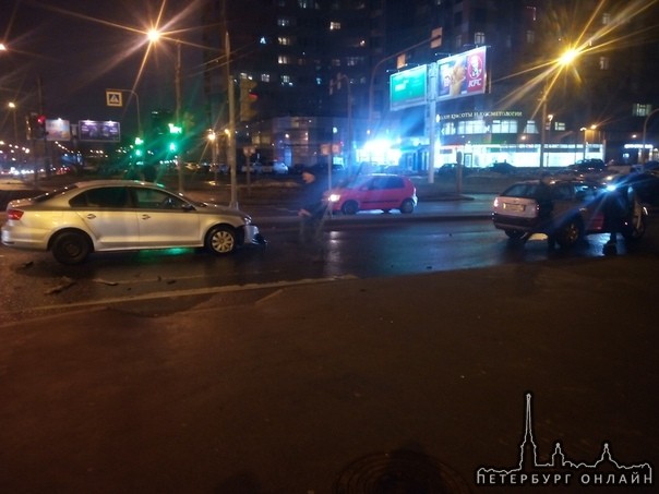 Только что на пересечении Ленинского проспекта и Народного ополчения притерлись два авто.