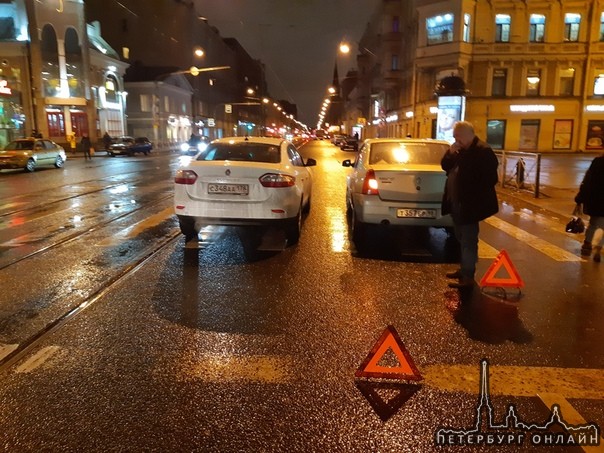 24 февраля в 22:30 случилось ДТП на Среднем проспекте В.О. у метро Василеостровская.