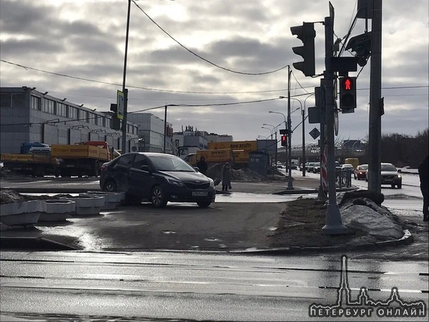 Парням не удалось разъехаться на перекрестке Планерной и ул. Оптиков.