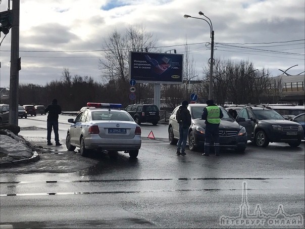 Парням не удалось разъехаться на перекрестке Планерной и ул. Оптиков.