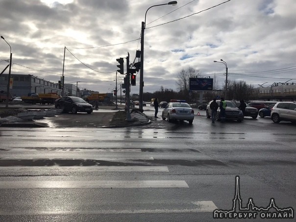 Парням не удалось разъехаться на перекрестке Планерной и ул. Оптиков.