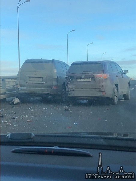 На мосту , на Кубинской улице в сторону Митрофаньевского шоссе сильная авария, фото спереди нет, но ...