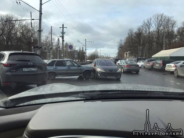 Не пропустили пыжика на перекрёстке Заусадебной и Серафимовского переулка. Затор на Школьной