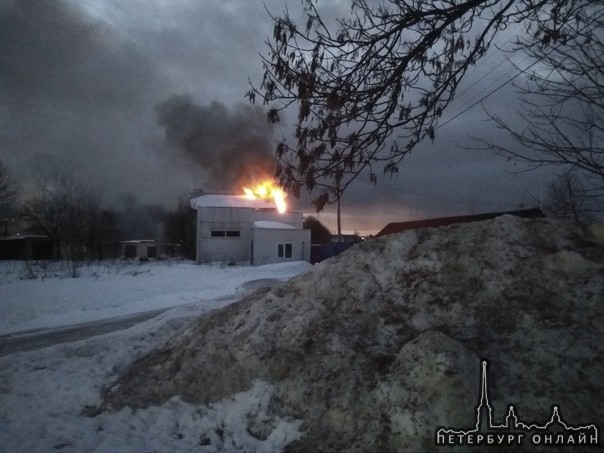 На дороге жизни в Романовки подожгли здание недостроенного автосервиса.