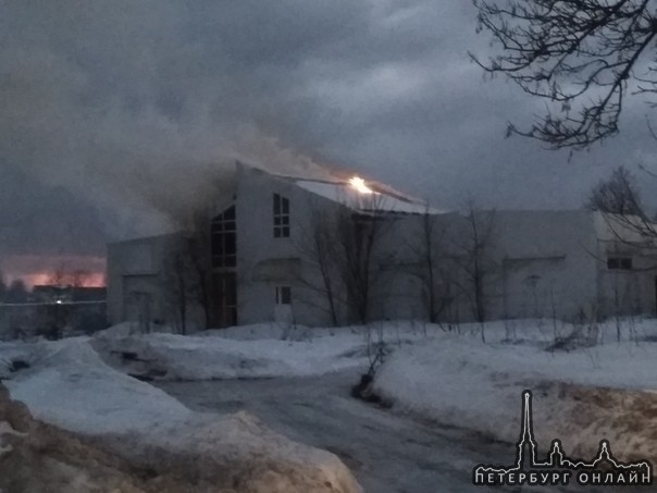 На дороге жизни в Романовки подожгли здание недостроенного автосервиса.