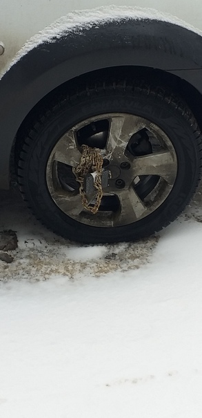 Машину соседа пристегнули металлической цепью к другому авто. Еще и на колеса цепи повесили. Что про...