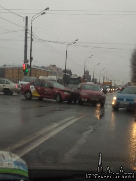 Две красные шкоды нашкодили на перекрестке Лермонтовского и Обводного. Одна такси вторая не такси. М...