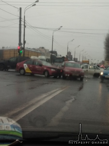 Две красные шкоды нашкодили на перекрестке Лермонтовского и Обводного. Одна такси вторая не такси. М...