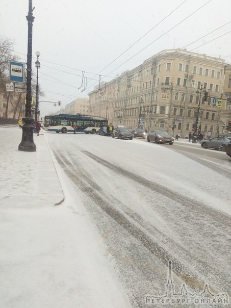 С утра на Невском проспекте, в районе ул. Александра Невского, было полностью перекрыто движение в с...