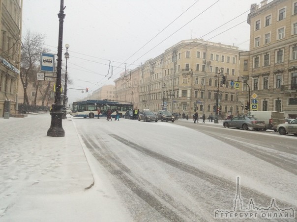 С утра на Невском проспекте, в районе ул. Александра Невского, было полностью перекрыто движение в с...