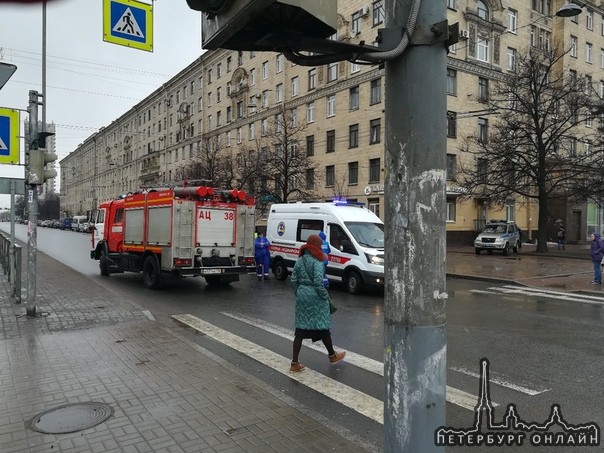 Вчера бдительный гражданин увидел "бомбу" на задней полке в припаркованном у дома 178 по Ленинскому ...