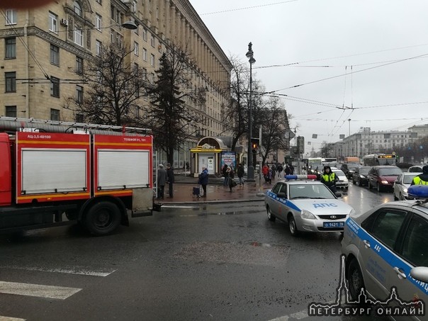 Вчера бдительный гражданин увидел "бомбу" на задней полке в припаркованном у дома 178 по Ленинскому ...