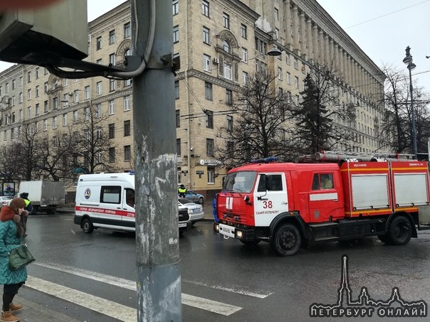 Вчера бдительный гражданин увидел "бомбу" на задней полке в припаркованном у дома 178 по Ленинскому ...