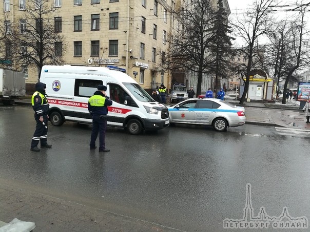 Вчера бдительный гражданин увидел "бомбу" на задней полке в припаркованном у дома 178 по Ленинскому ...