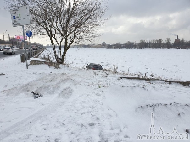 На Октябрьской набережной в районе Крыленко Audi Q7 решил порыбачить. На помощь приехал кран специал...