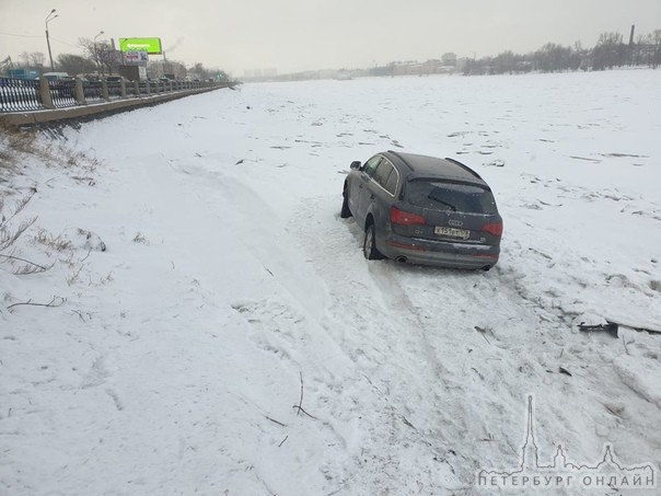 На Октябрьской набережной в районе Крыленко Audi Q7 решил порыбачить. На помощь приехал кран специал...