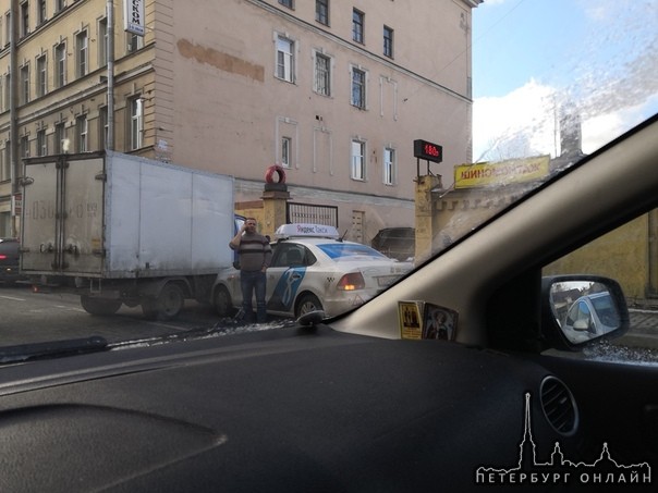 Я.Такси на Старо-Петергофском проспекте въехал в газель. Авария произошла на участке от Фонтанки в с...