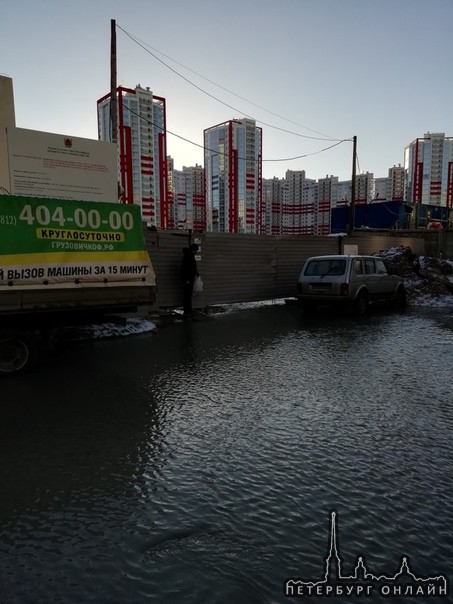 Во время работ сломали водопровод на улице Маршала Казакова у дома 68к2