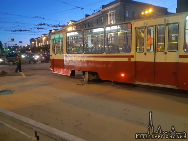 На площади Ленина трамвай сошёл с рельс. Вытягивает второй трамвай.