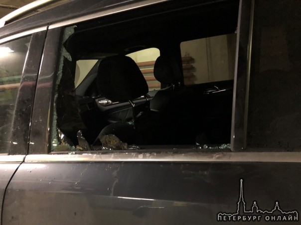Сегодня , в 17:00 около Фитнес Хауса на Пискаревском пр., на парковке, разбили стекло у автомобиля ...
