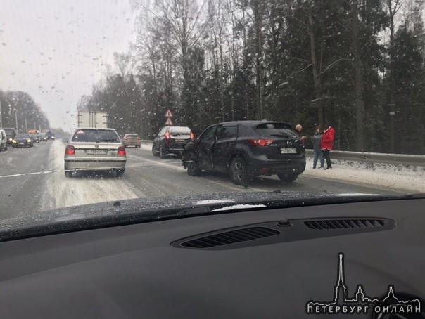 На Выборгском шоссе будет жарко, там ДТП , Mazda по ехала в багажник Форду