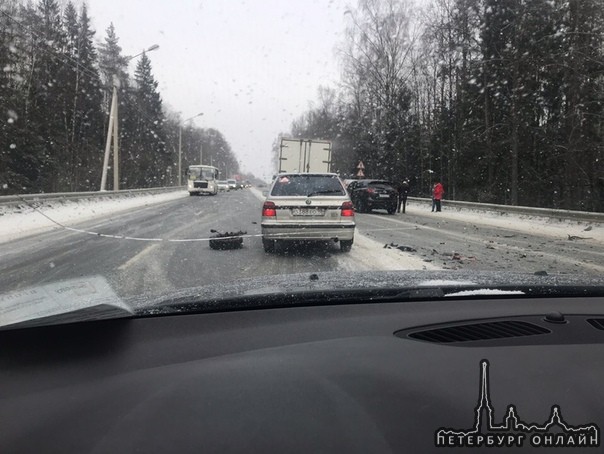 На Выборгском шоссе будет жарко, там ДТП , Mazda по ехала в багажник Форду