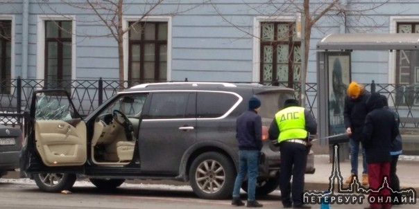 На Кирочной мусоровоз открыл дверку Infiniti пошире, чем хотел водитель.