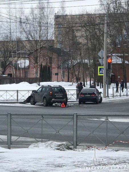 Дастер и Цивик не поделили проезд перекрестка Светлановского и Байкова