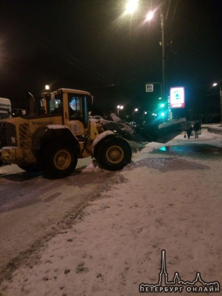 На пересечении Ветеранов и Жукова трактор против автобуса