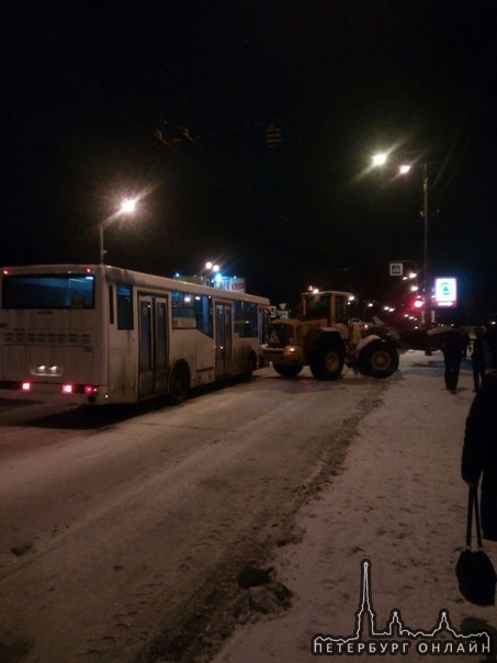 На пересечении Ветеранов и Жукова трактор против автобуса