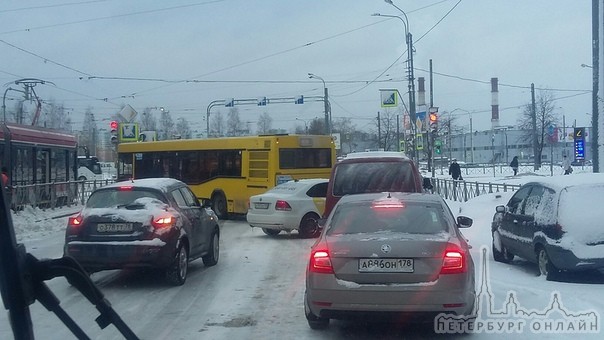 121 автобус затерся с внедорожником на проспекте Просвещения на повороте на Руставели.