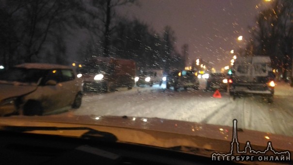 ДТП в Горелово, напротив остановки Таллинское ш, 40. 7 утра служб еще нет, движение плотное в обе...