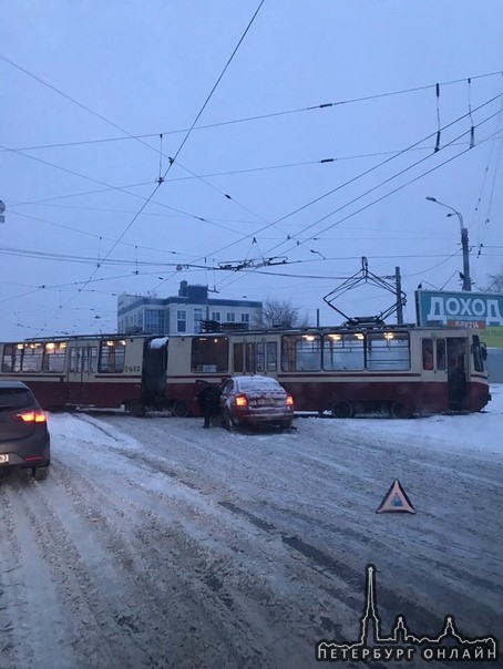 Такси шесть миллионов тюкнуло трамвай на Политехнической ул. напротив Кушелевки.