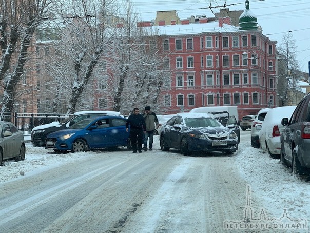 Акура и Hyundai не разъехались на Кронверкской улице