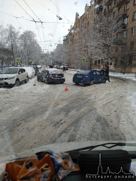 На Кронверской улице ДТП, проехать можно только по тротуару.