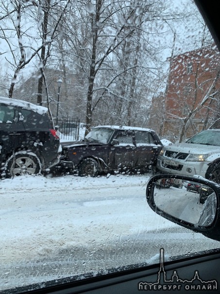 А на Крупской у суда Suzuki притерся с Фольксвагеном. Судя по всему также пострадал припаркованный В...