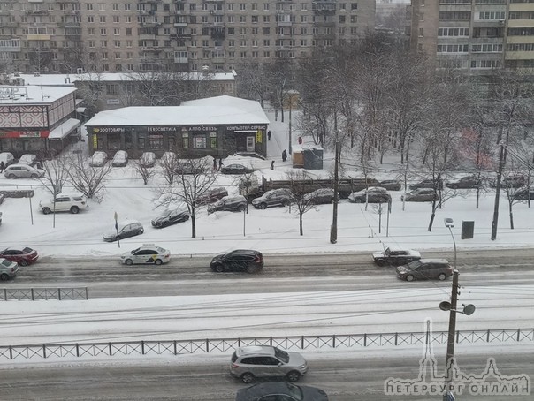 Выезд из кармана у метро Международная перекрыт фурой с прицепом.