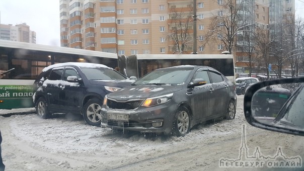 Киа с Киа на проспекте Науки 17к2 возле Окея столкнулись при выезде с парковки.