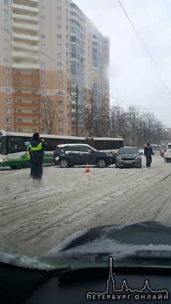 Киа с Киа на проспекте Науки 17к2 возле Окея столкнулись при выезде с парковки.