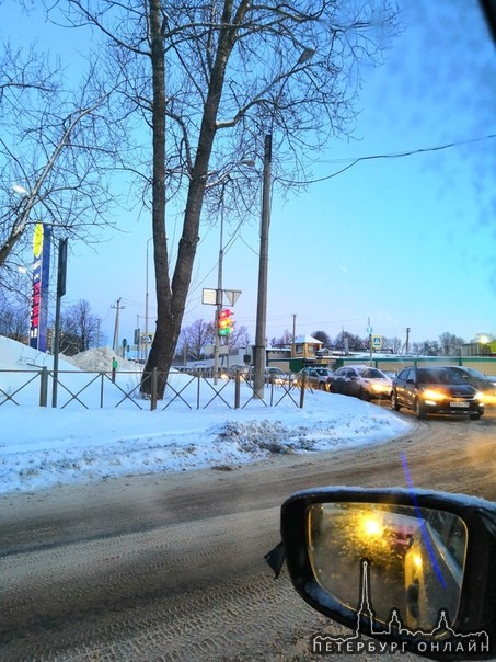 Четвертый день подряд не работает светофор в г. Гатчина. На перекрестке ул. Киевской и Кныша.