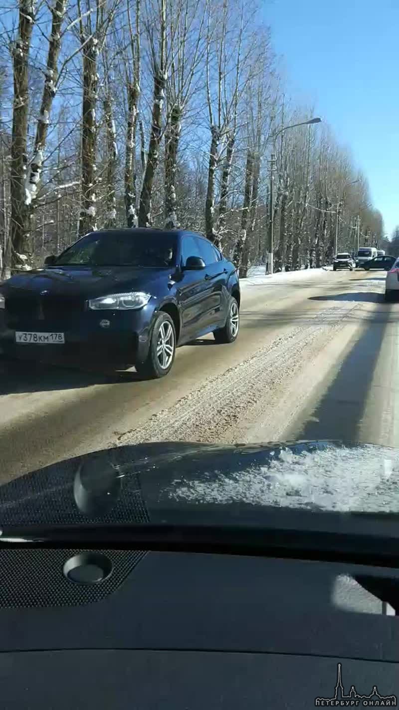 Машина стоит по середине дороги на Ораниенбаумском шоссе у храма Серафима Саровского. Вторая машина ...