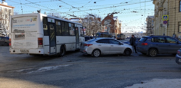 На перекрестке Академика Лебедева и Боткинской улицы трамваи встают по Боткинской в сторону Финляндс...