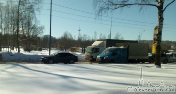 Дтп и чистка дороги на Непокоренных, после Бутлерова, в сторону Шафировского.