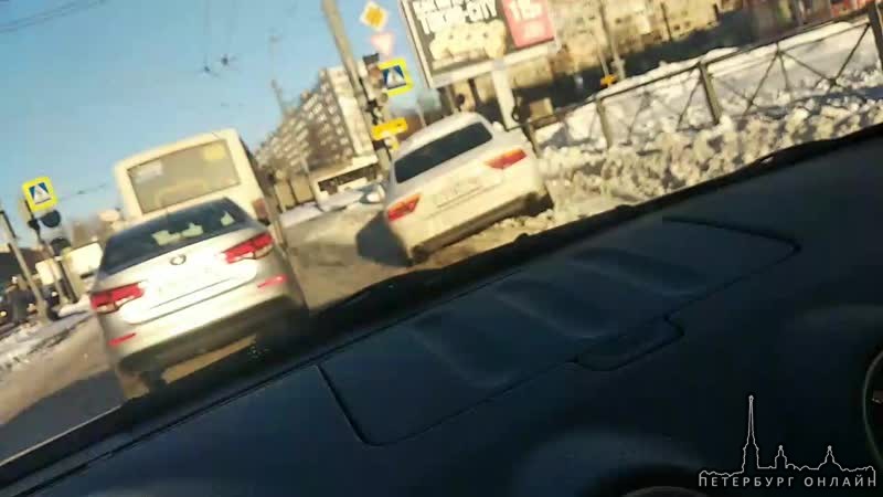 На улице Бела Куны перед Софийской Audi отдыхает в обочине. Осторожно скользко.