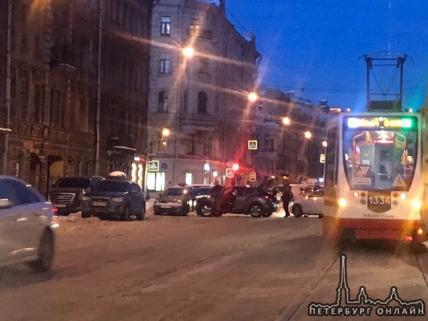 Встали трамваи на Марата перед Социалистической из-за ДТП с Audi Яндекс. Драйва