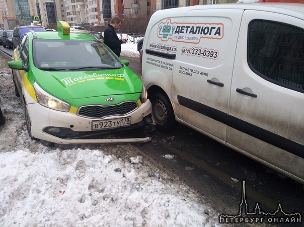 У таксиста отказали тормоза (объяснил именно так) на Варшавской улице, не доезжая Благодатной.